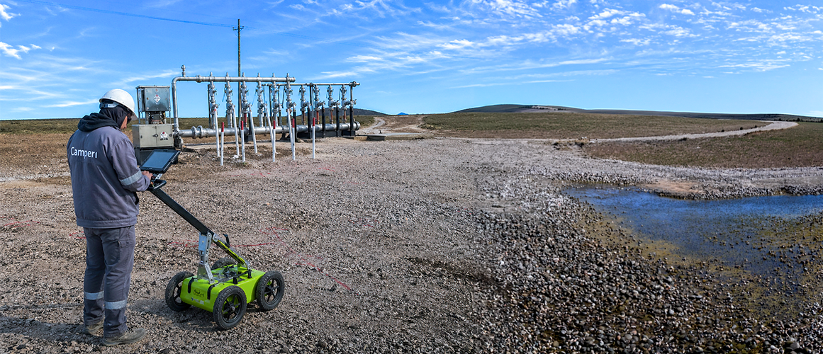 Equipo Camperi realizando topografía en campo petrolero